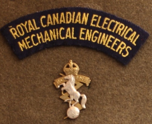 Badges and Shoulder Flashes of various units - 1.  Badges on a card  war 1  First world war (1) RCEME