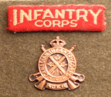 Badges, Canadian and Flashes, Shoulder - 4.  Badges on a card  war 1  First world war (2) INFANTRY CORP